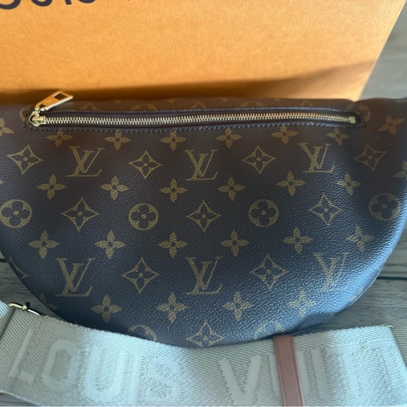 Louis Vuitton High Rise Crossbody bumbag EUC! - Picture 5 of 8
